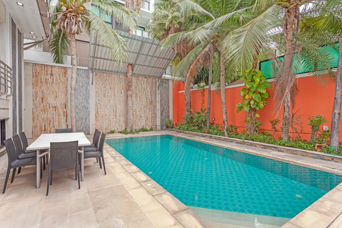 Royal Grand High Grove pool and garden