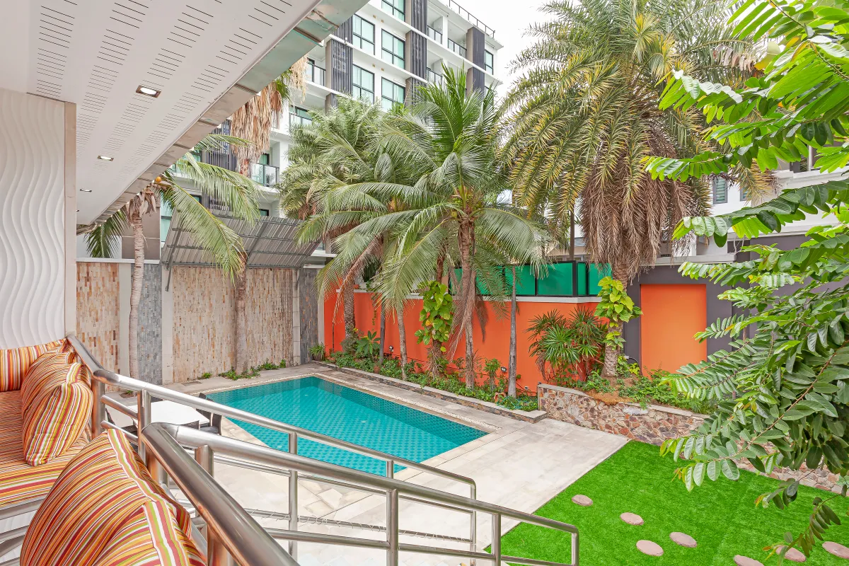Royal Grand High Grove private pool with palm trees