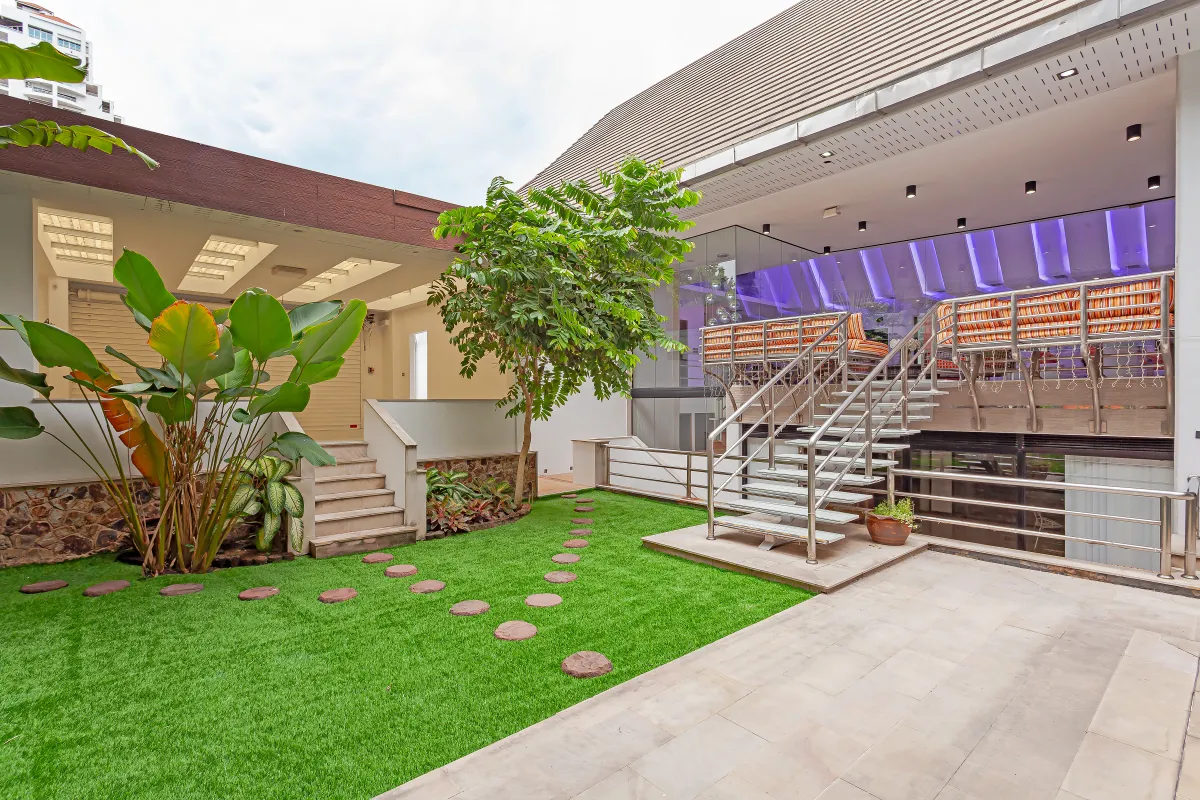 Royal Grand High Grove outdoor area