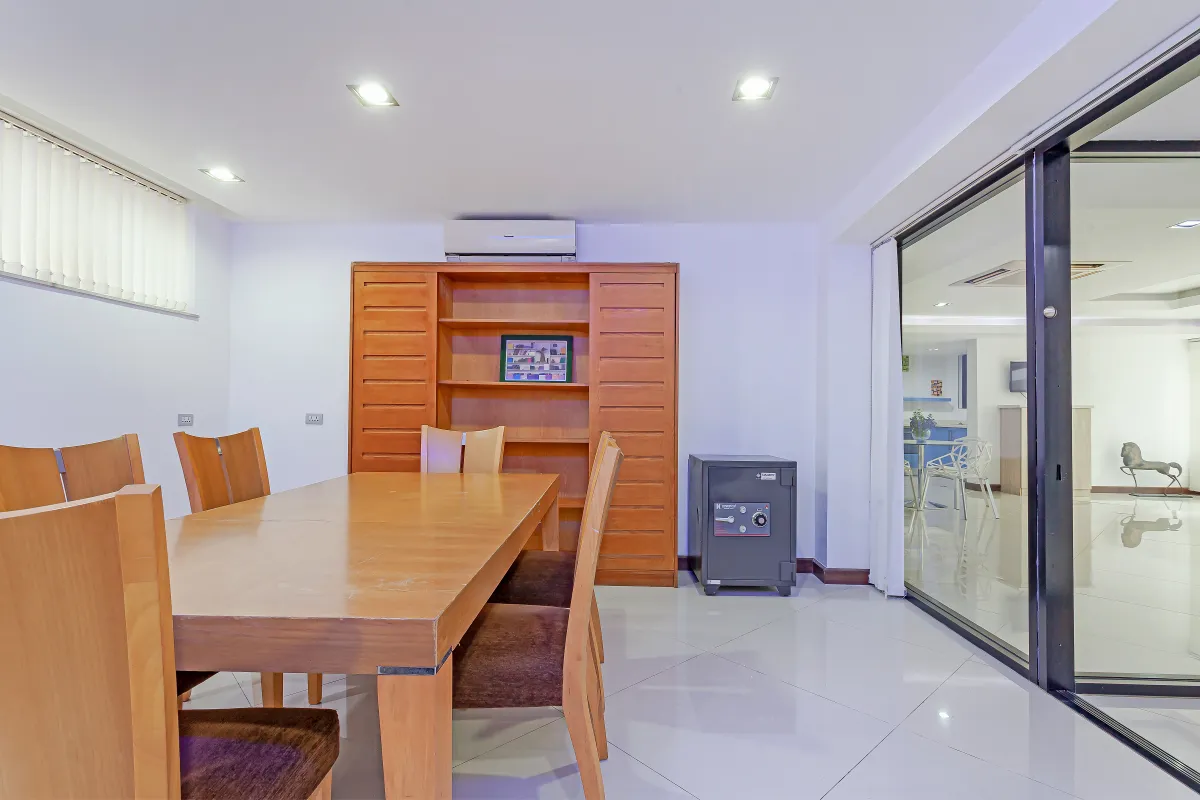 Royal Grand High Grove property view